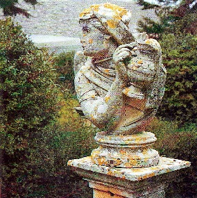 Foto di una delle statue presenti nel giardino dell'Opera Pia Basile Caramia